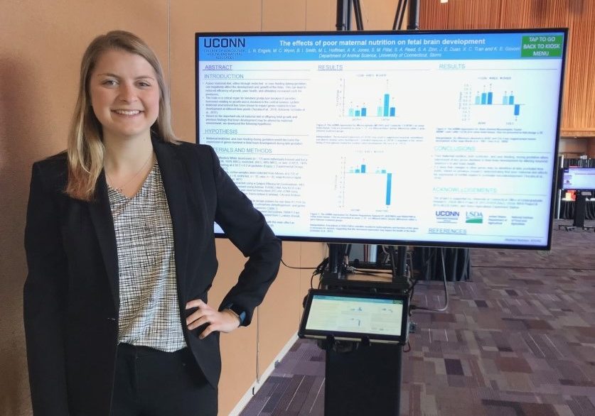Lauren Engels presenting her research at the ASAS-CSAS Annual meeting in Vancouver.